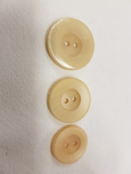 Kunststoffknopf mit einem Rand 