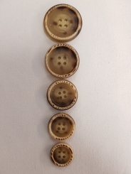 4Lochknopf mit Rand 