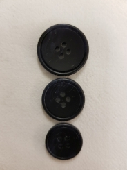 Kunststoffknopf, schwarz leicht meliert 22mm