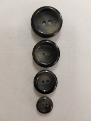 Knopf mit einem glänzendem Rand 