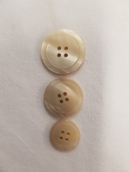 Perlmuttknopf, beige 