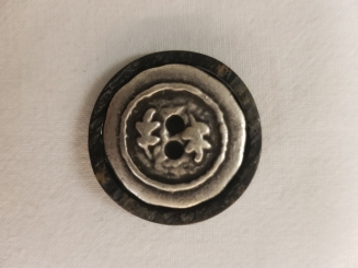 Trachtenknopf mit einem Innenteil aus Metall 